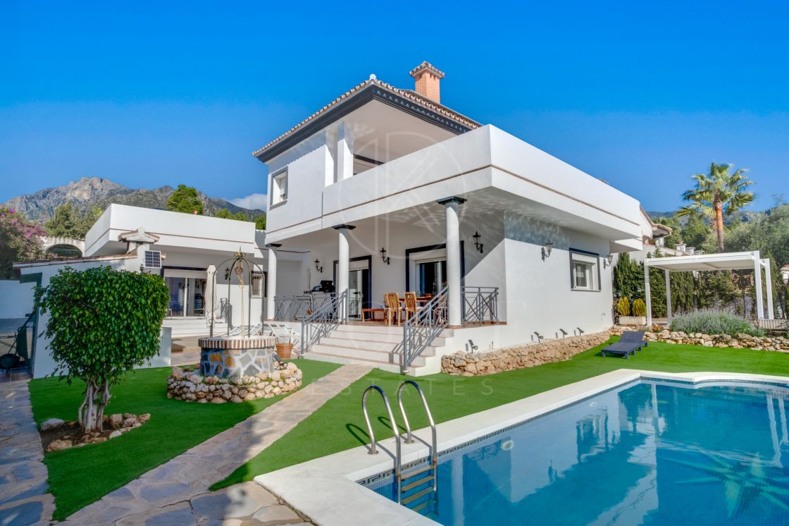 Amplia villa orientada al sur en Xarblanca, Marbella con vistas al mar.