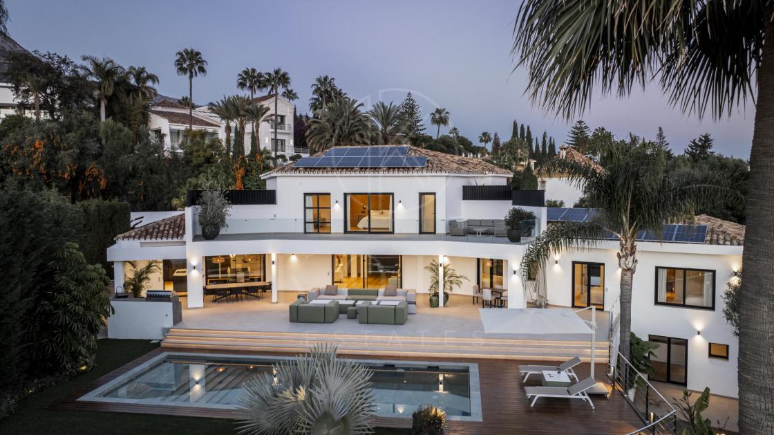 5-bed villa with sea views, prime location, and South orientation in Nagüeles