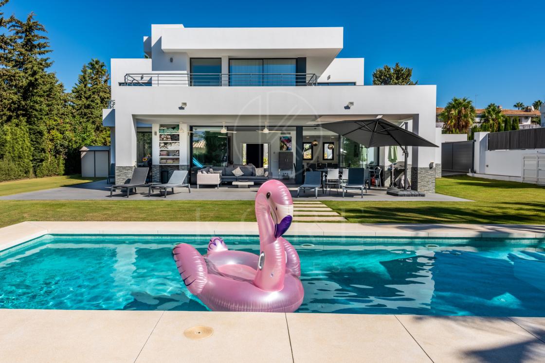 This contemporary four-bedroom detached villa, located in Atalaya Isdabe, is a perfect blend of comfort and luxury