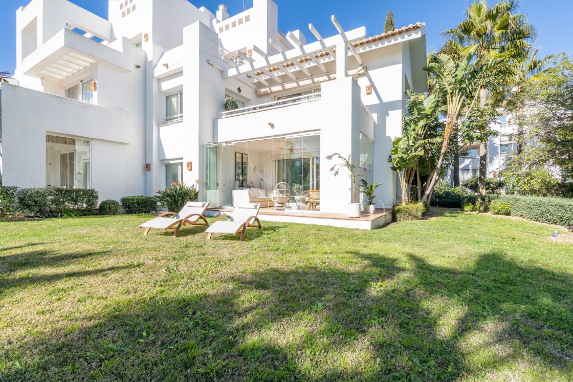 Hermoso apartamento reformado con un gran jardín en Alcazaba Lagoon