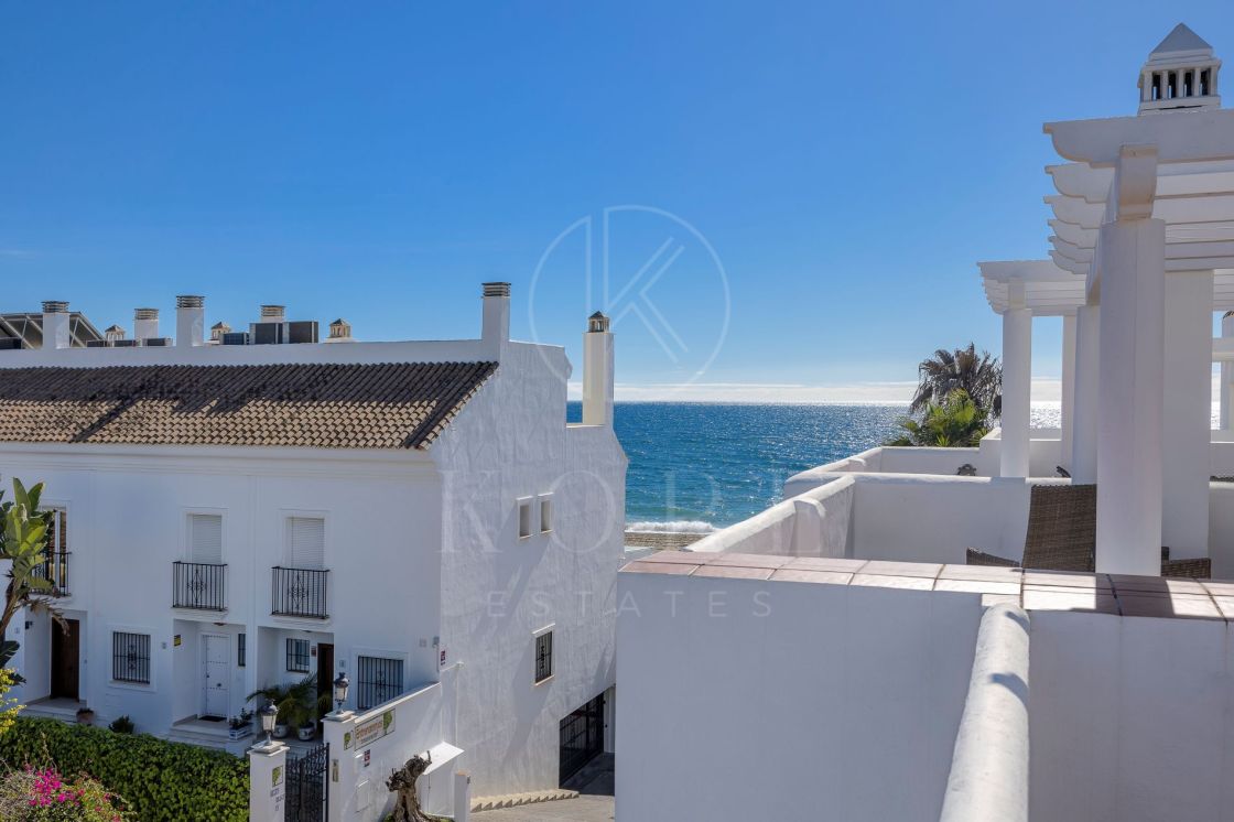 Live frontline beach in the exclusive El Saladillo Beach, Estepona