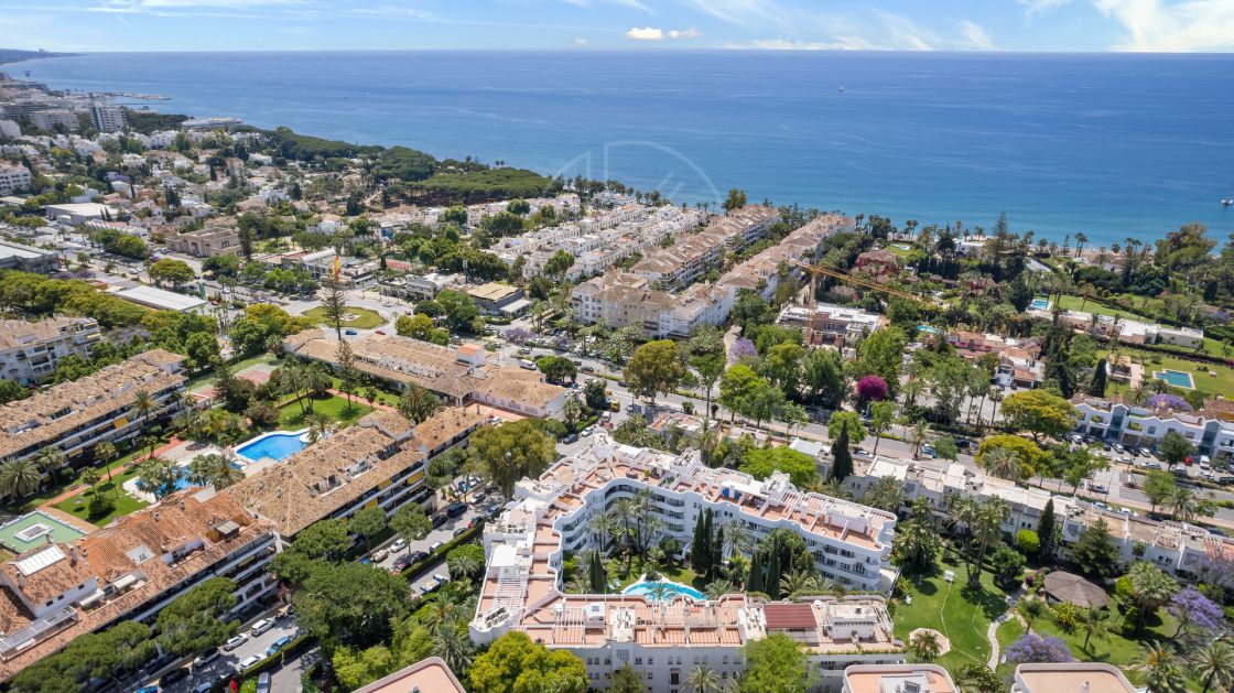 Traditional two bedroom, duplex penthouse in the well-known and gated community Marbella Real with sea views
