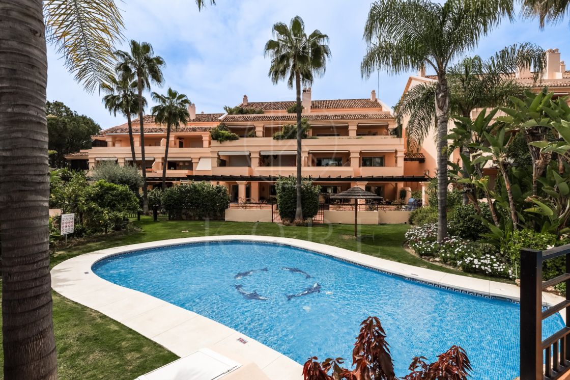 Elegant two-bedroom ground floor apartment located in the exclusive gated community of Albatross Hill in Nueva Andalucía