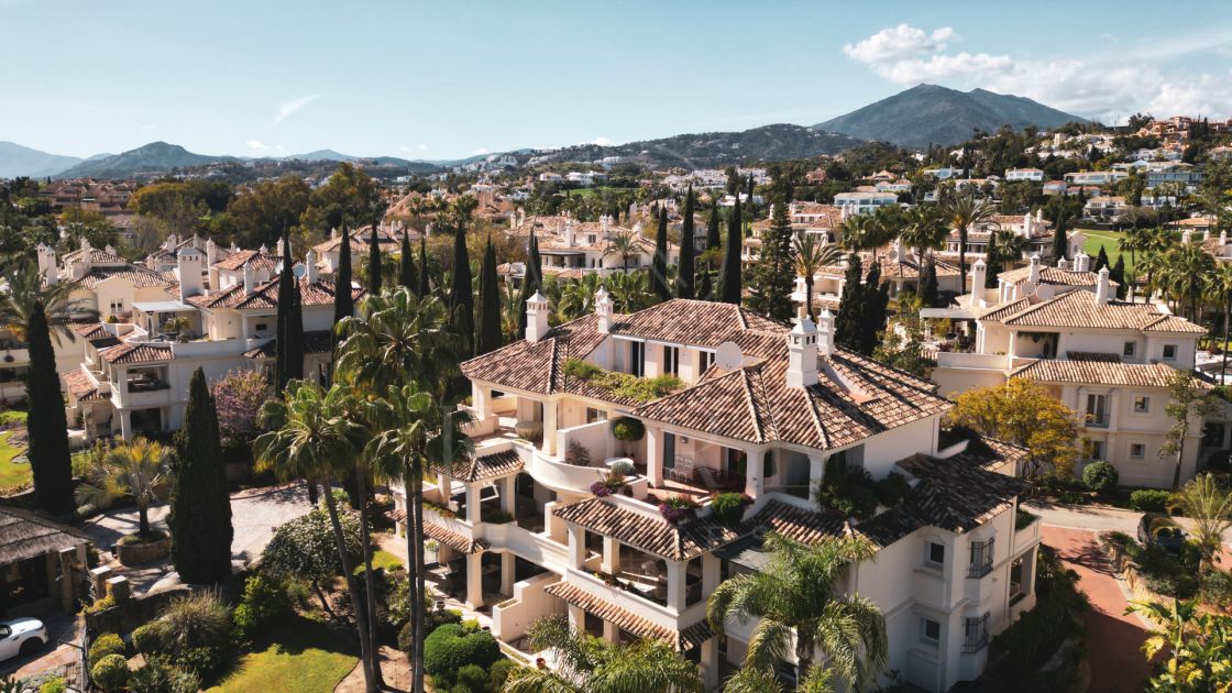 Luxury Penthouse with Panoramic Golf and sea Views in Las Alamandas