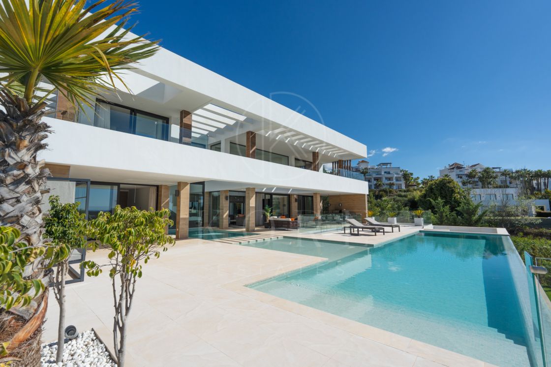 Luxury 5-Bedroom Villa with Panoramic Views in La Alquería, Benahavís