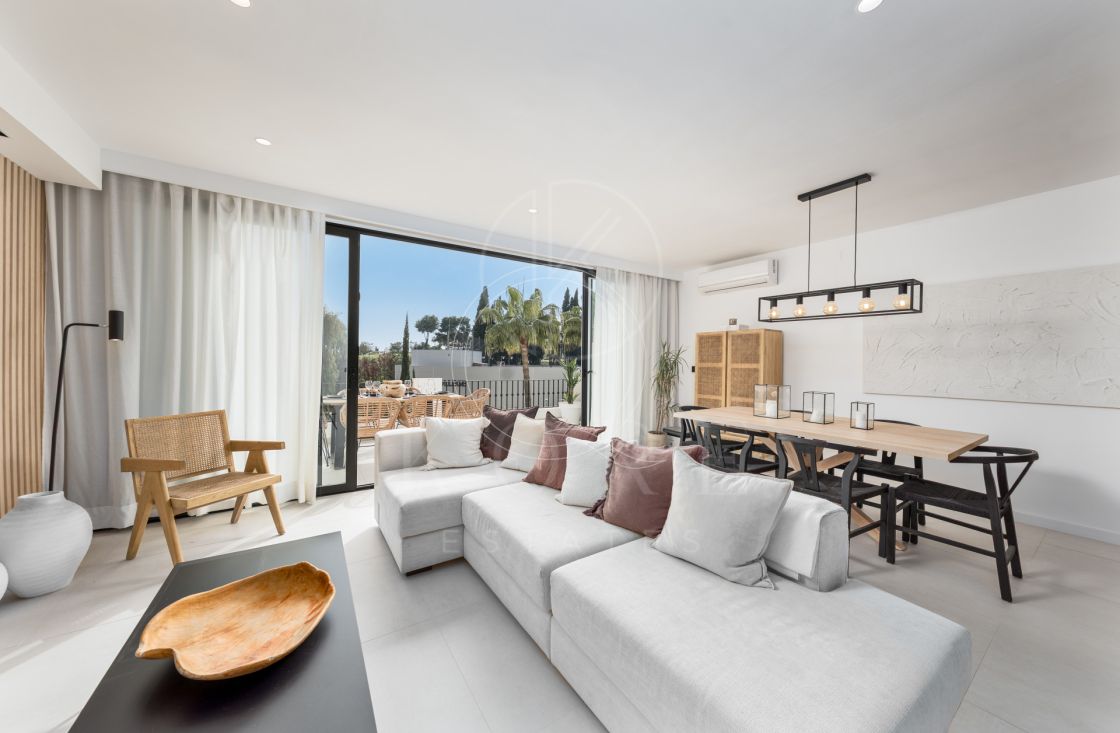 Elegant Renovated Townhouse Near Aloha Golf – Private Garden and Gated Community