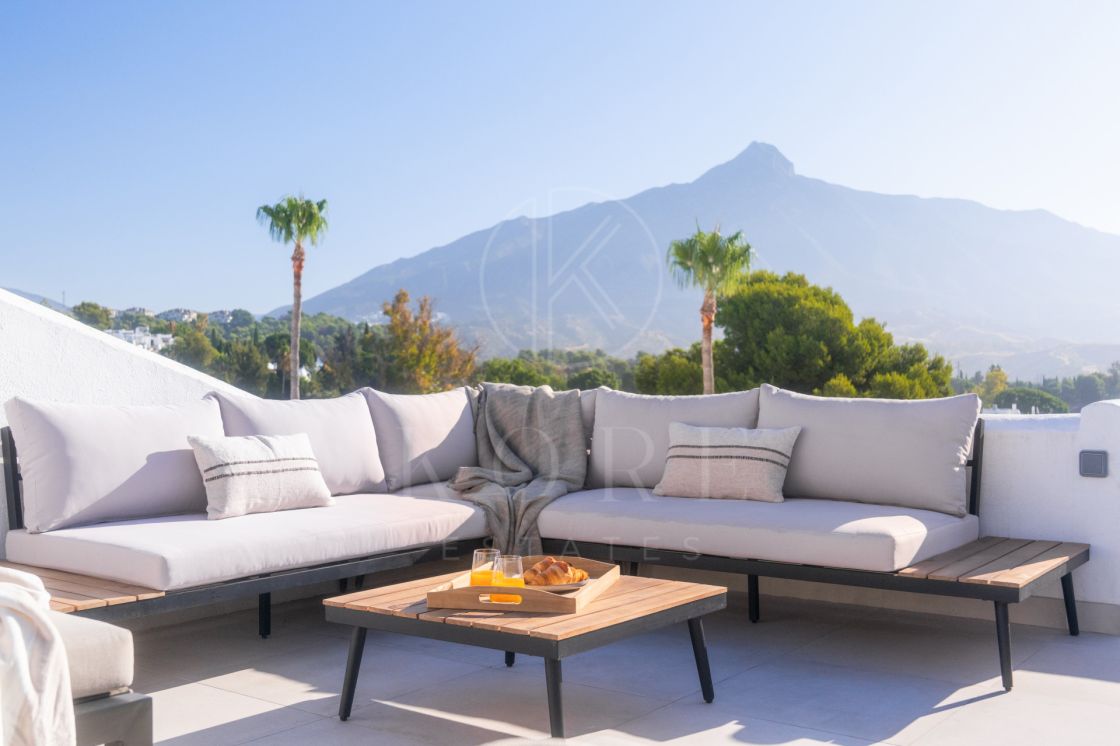 Stylish Townhouse with Scenic Views in Aloha Pueblo, Nueva Andalucía