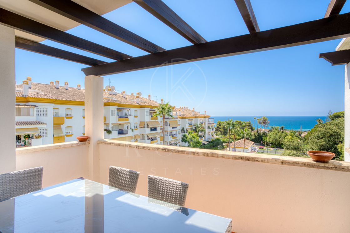 Three bedroom, south facing duplex penthouse with sea views, located in the sought-after community of Pinos de Nagüeles, on Marbella´sGolden Mile