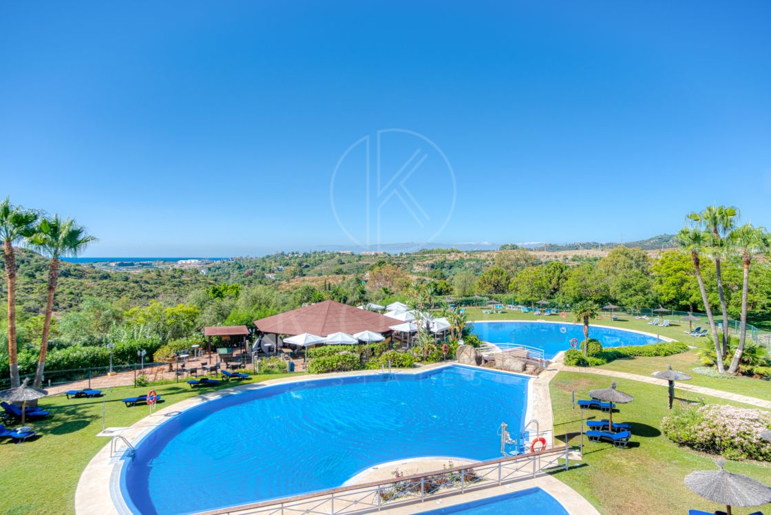 Encantadora orientación este, ático dúplex de tres dormitorios situado en la comunidad cerrada Parque Botanico, Estepona