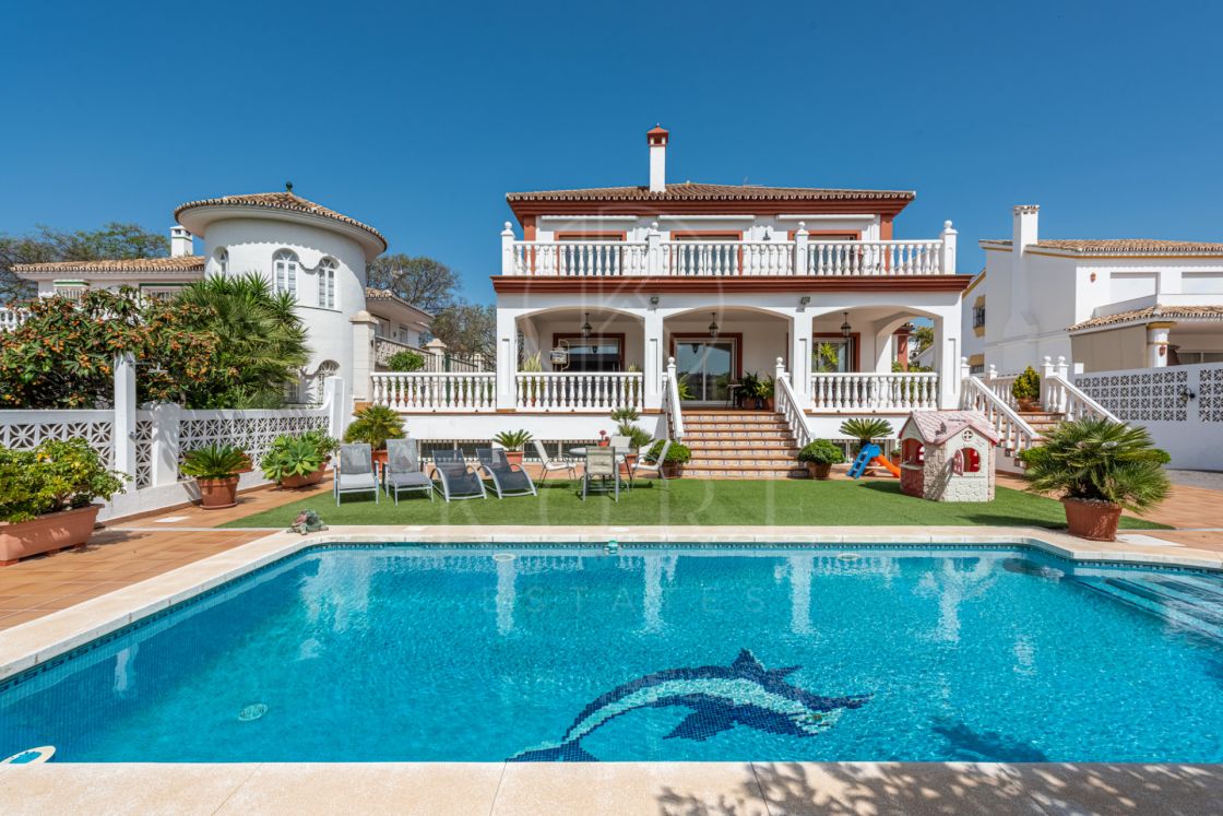 Spacious Villa in central San Pedro! With 3 separate apartments and garage for 10 cars.