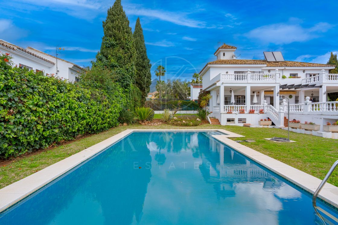 Exclusive luxury villa in Valdeolletas, Marbella, with stunning views of the sea and La Concha mountain. Set on a double plot of over 990 m², it features 6 bedrooms, 3 bathrooms, a private pool.