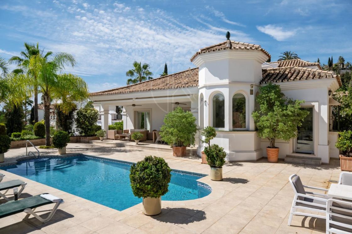 Casa Barella - With open views over La Quinta Golf and the sea, this Andalusian-style villa stands out for its natural light, generous volumes and easy flow — a great investment opportunity.