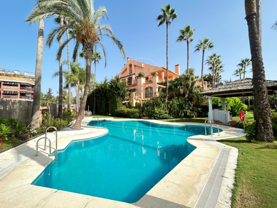 WONDERFUL 3-BEDROOM FRONTLINE BEACH APARTMENT IN A LUXURY GATED COMPLEX IN PUERTO BANUS, MARBELLA