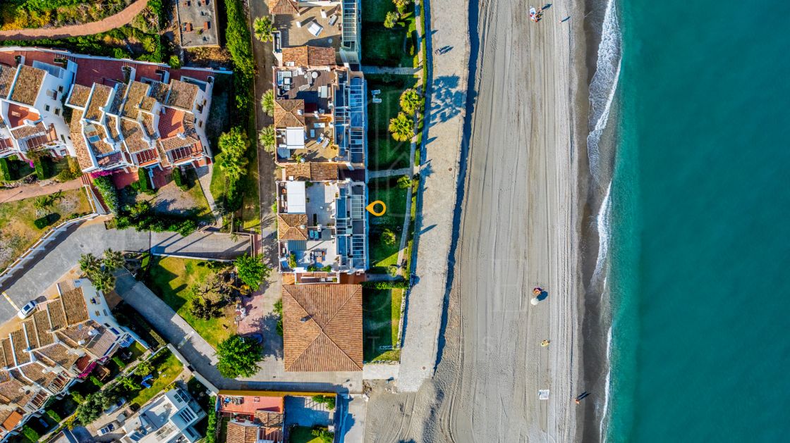 Apartamento de 3 dormitorios totalmente renovado en primera línea de playa en Estepona