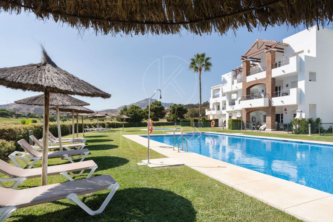 Welcome to this stunning and fully renovated penthouse with panoramic views over Higueral Golf, the mountains and the sea!