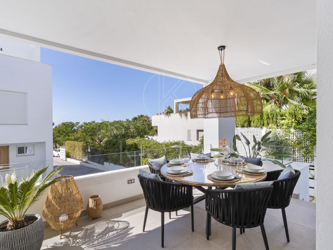 Modern Townhouse in a small Gated Community in Rodeo Alto – Walk to the Beach!