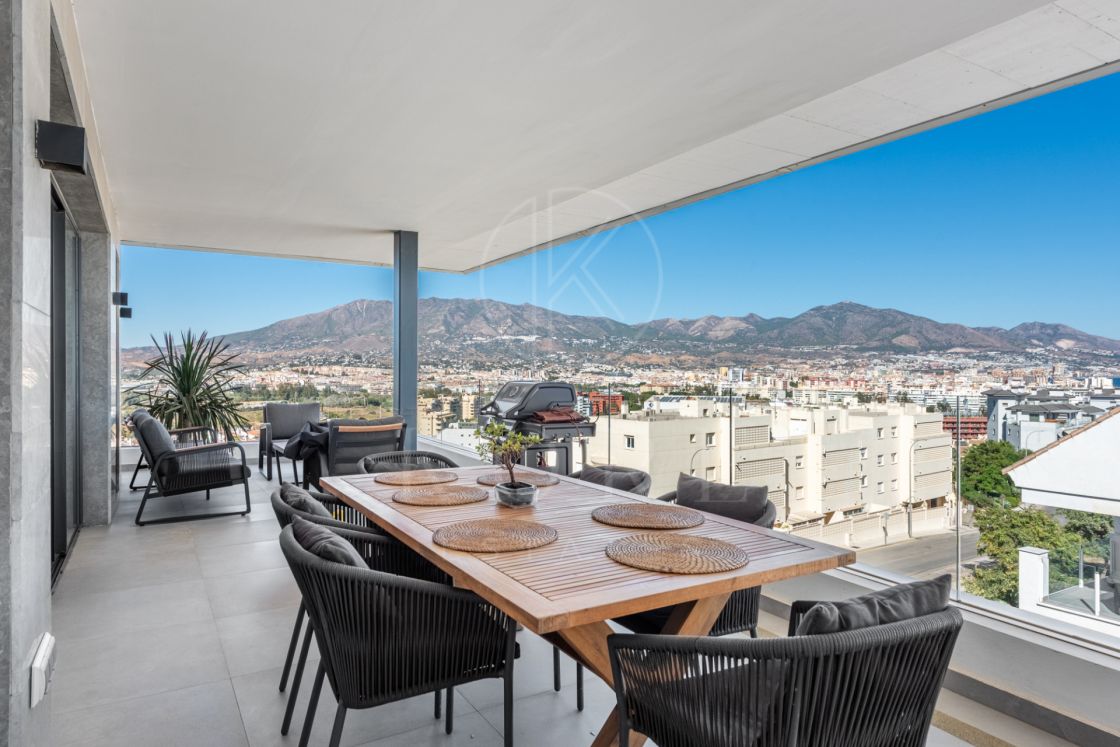 Modern Elegance with Sea and urban views over Fuengirola with turist license