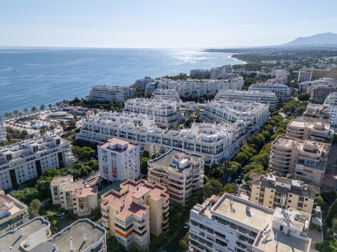 FULLY REFURBISHED 3-BEDROOM PENTHOUSE LOCATED IN MARBELLA CENTRO