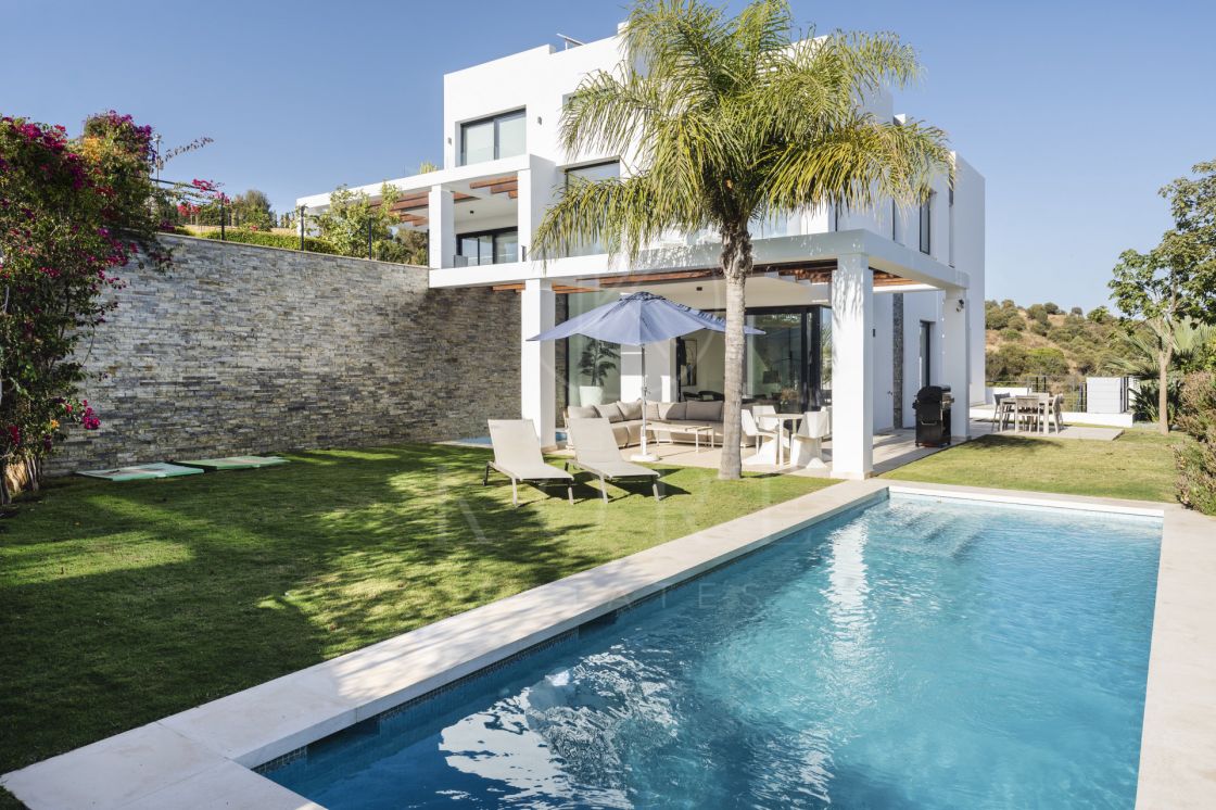 Modern 5-bedroom villa in a secure gated community near Marbella