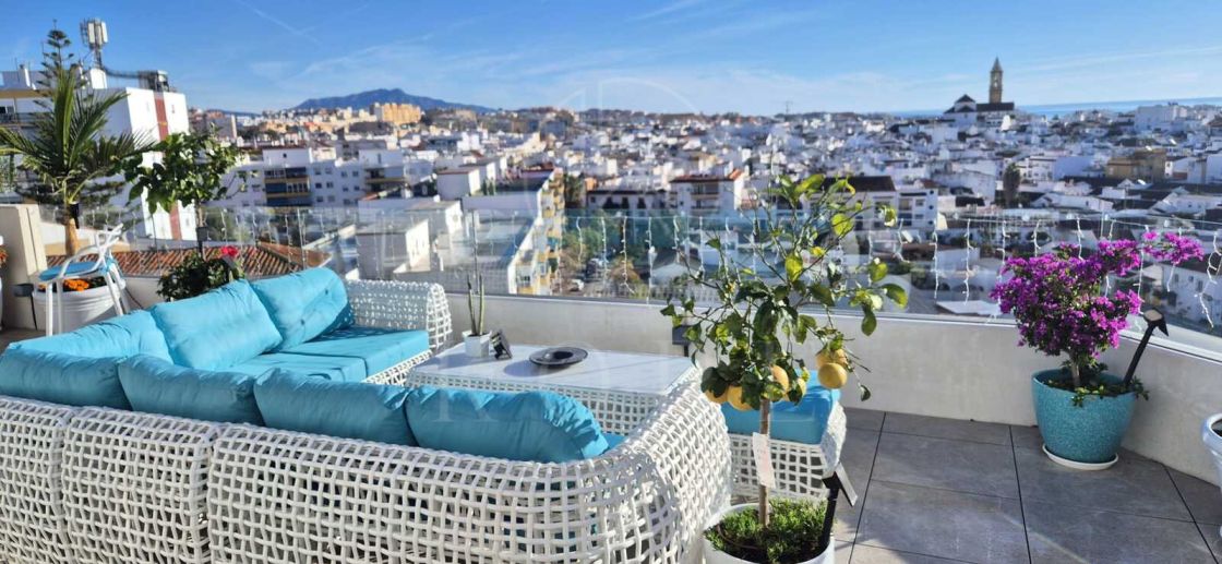 Luxury penthouse with panoramic sea and mountain views in the center of Estepona