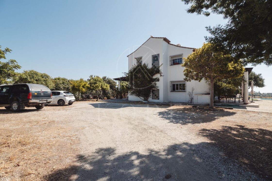 Villa for sale in Estepona
