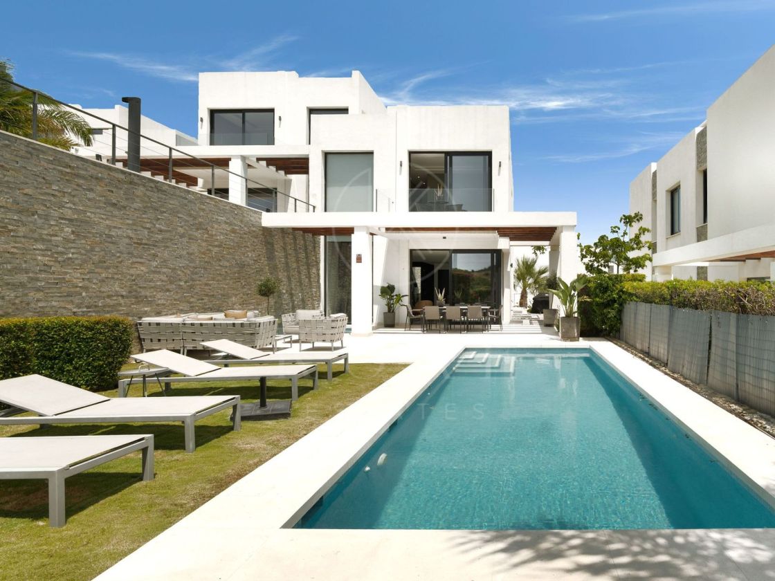 Ubicado en Marbella La zona de Cabopino, famosa por su puerto deportivo, sus playas de arena y los mejores campos de golf, ofrece una combinación perfecta de relax y comodidad costera.