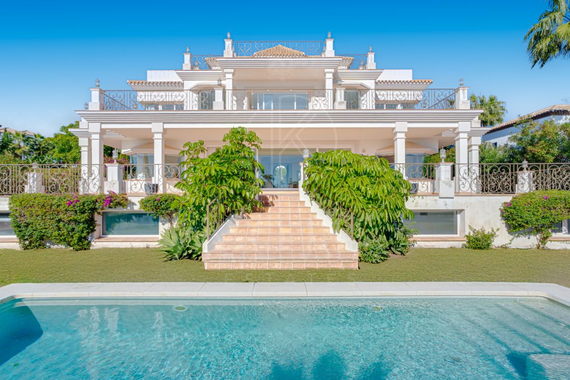 Vilă excepţională cu opt dormitoare, orientată spre sud, situată în comunitatea închisă prestigioasă Los Flamingos, Benahavis