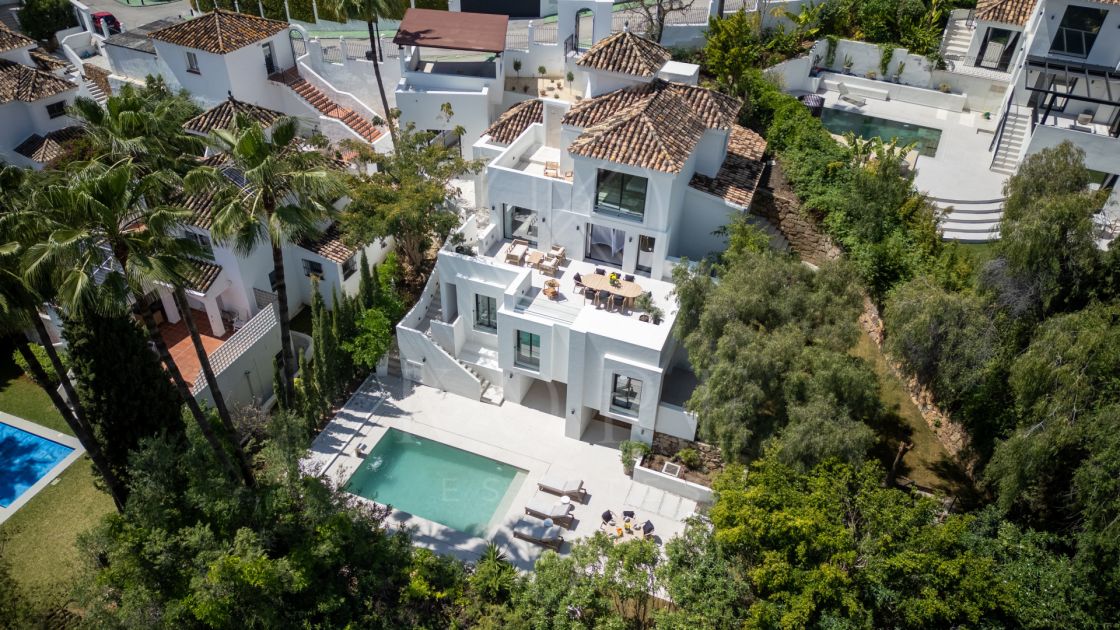 Welcome to Villa Lucalle, a contemporary masterpiece located in the picturesque grounds of Los Naranjos Hill Club in La Cerquilla, Nueva Andalucía.