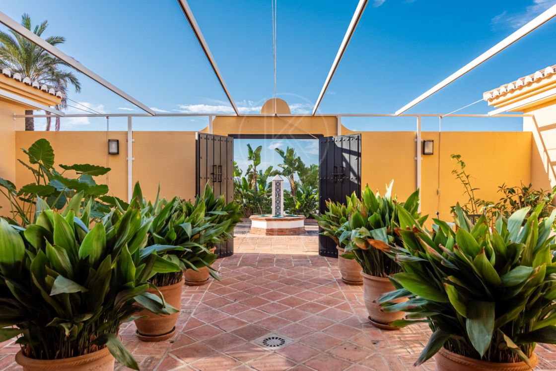 RESEDINȚĂ DE LUX EXCLUSIVĂ CU CASĂ DE OASPEȚI, SALĂ DE FITNESS, TEREN DE TENIS ȘI VEDERI PANORAMICE ÎN ALHAURÍN DE LA TORRE