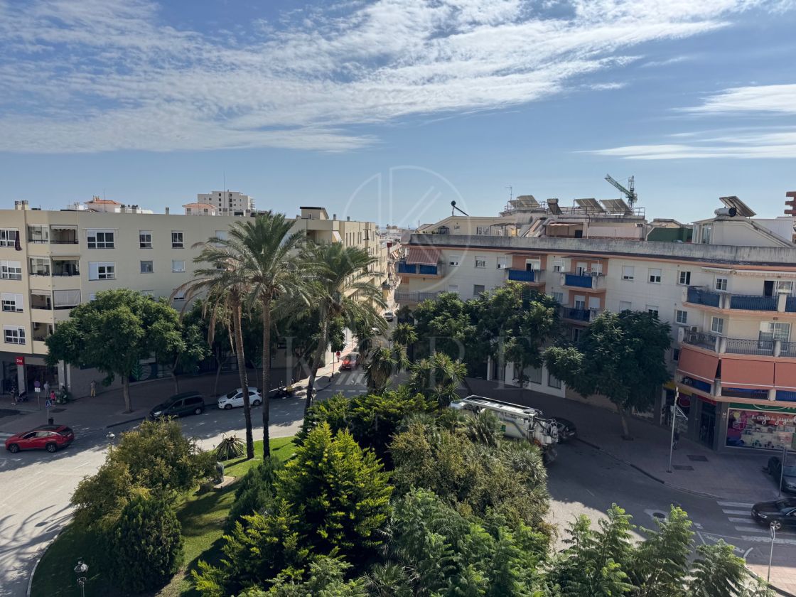 Ático Exclusivo de 4 Dormitorios en el Corazón de Estepona con Terraza y Solárium Privado