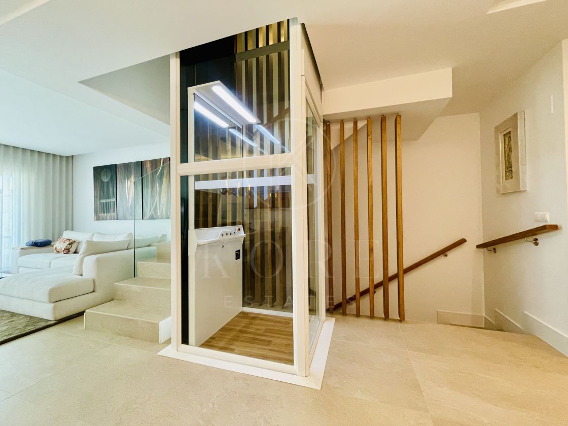 O oportunitate rară: Vilă luxoasă cu lift modern din sticlă în La Cala Golf Resort