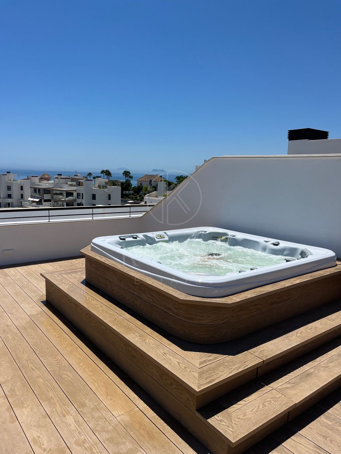 Luxury Penthouse with Rooftop Jacuzzi & Panoramic Sea Views – 115 m² Terraces | Estepona