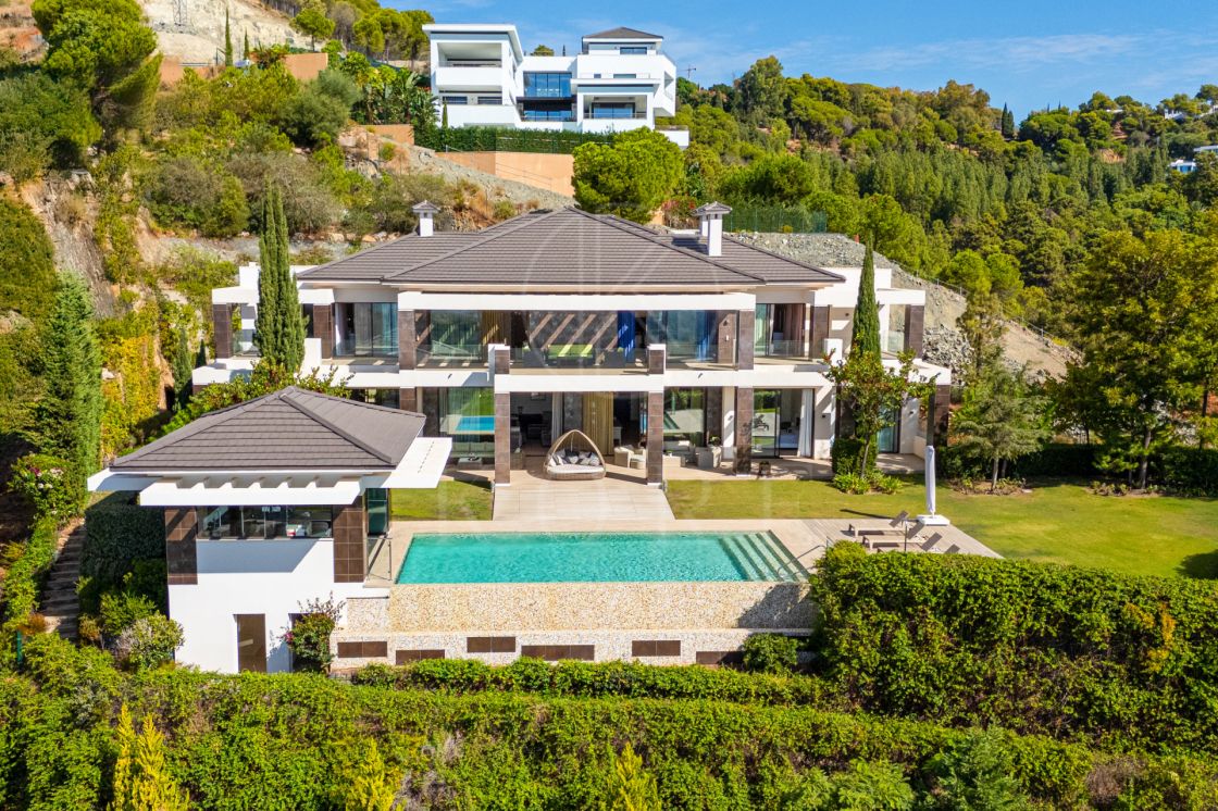 Stylish and modern luxury villa with panoramic sea views in La  Reserva del Alcuzcuz, Benahavis