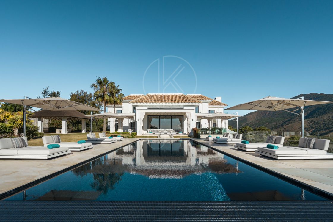 Elegant Andalusian Residence with Panoramic Sea and Mountain Views in La Zagaleta
