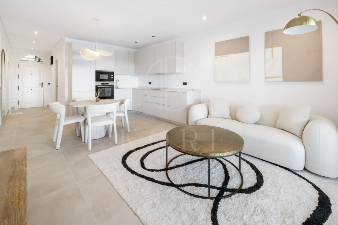 Apartament complet renovat cu trei dormitoare în inima zonei Nueva Andalucía, - Cu licență de închiriere