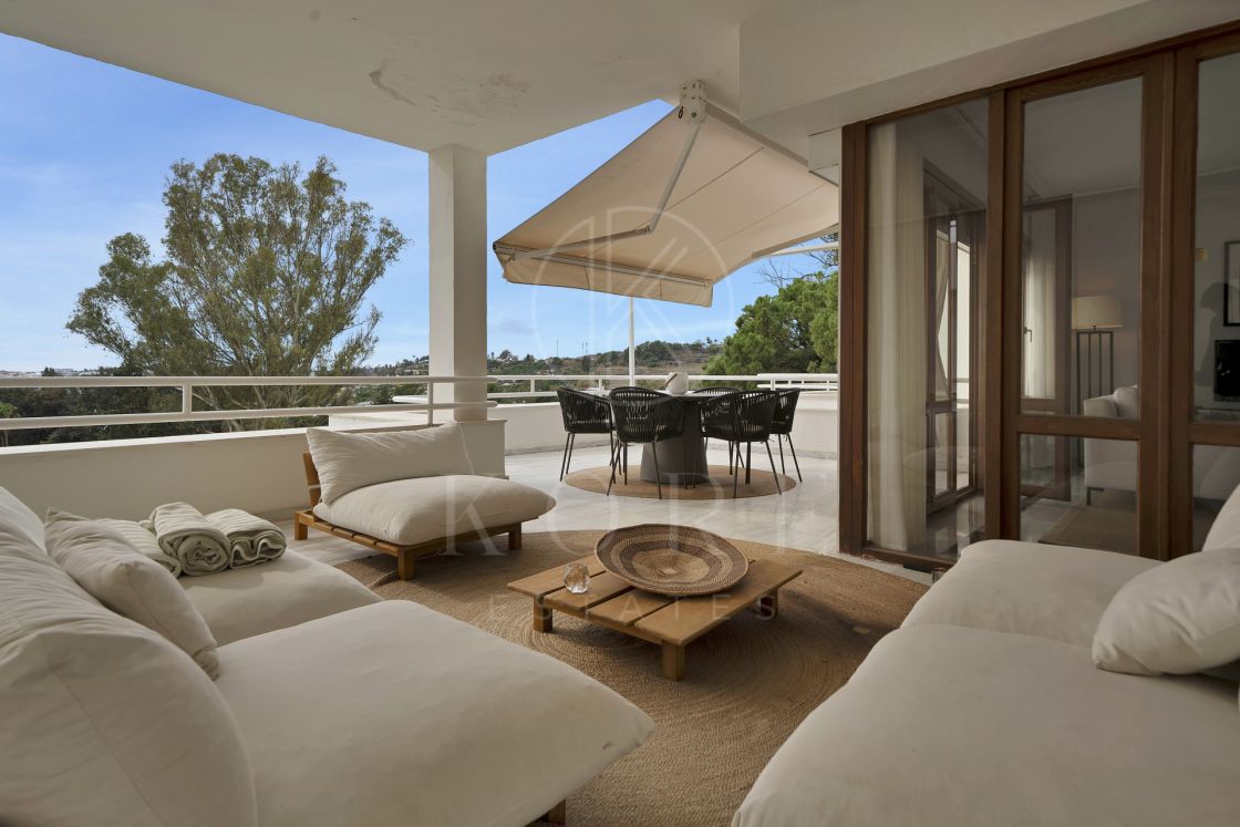 Apartament cu două dormitoare, renovat frumos, situat în comunitatea prestigioasă Alcores del Golf din Nueva Andalucía