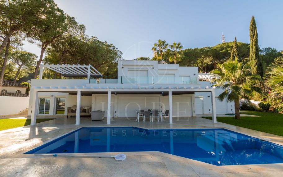 Lujosa villa contemporánea con espectaculares vistas al mar y la montaña para alquiler de corta temporada en Nueva Andalucía, Costa del Sol