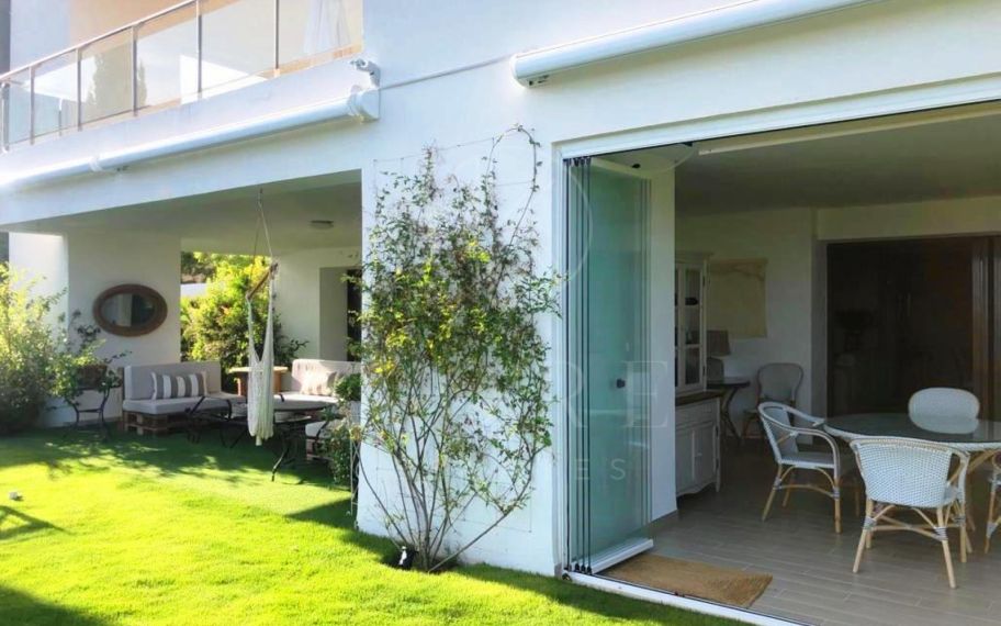 Planta baja enorme. Materiales de mayor calidad. Urbanización de élite