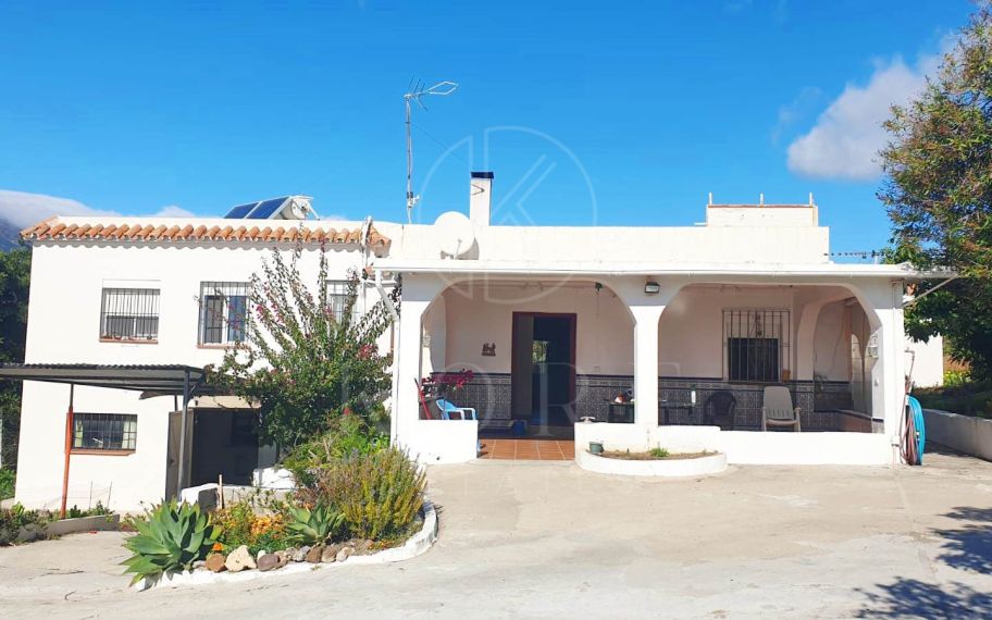 Casa rústica a buen precio con una gran parcela