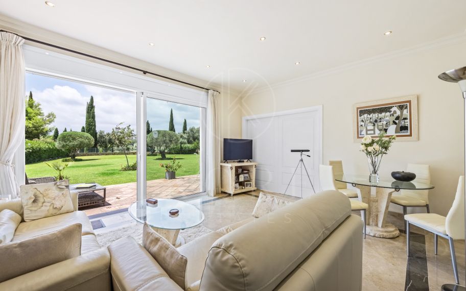 Amplio apartamento en esquina con aire de finca privada dentro de la urbanización El Lago de Los Flamingos.