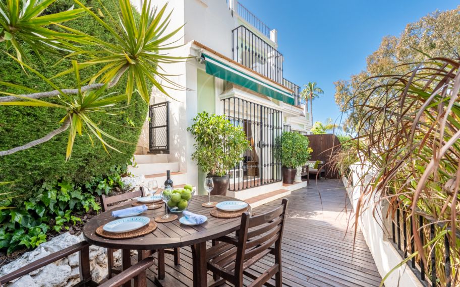 Una acogedora casa adosada de 2 dormitorios ubicada en un famoso Aloha Pueblo, Nueva Andalucía.