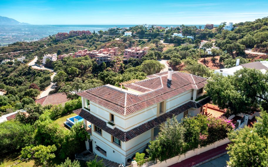 ¡Espectacular villa con hermosas vistas al mar, el valle, y el amanecer! En Marbella Este, Monte Elviria.
