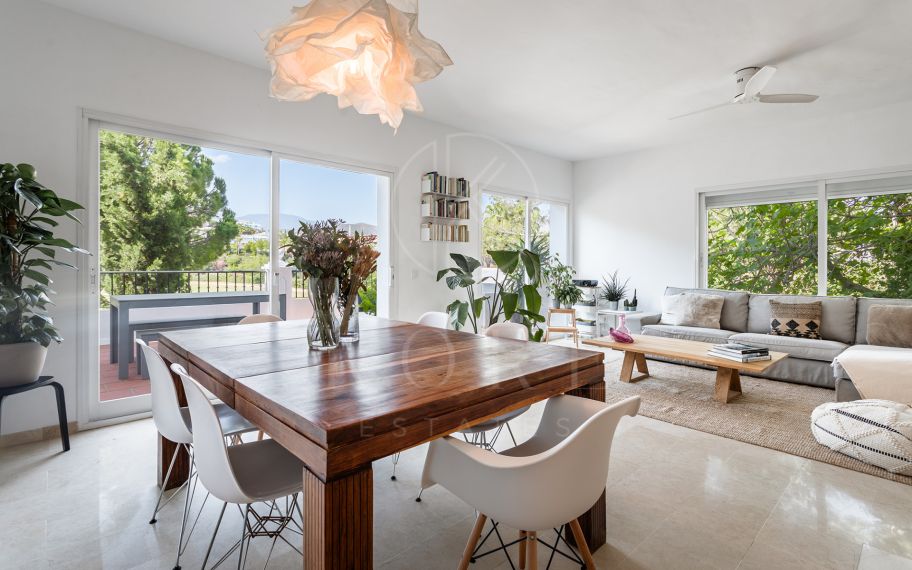 Amplio adosada en primera línea de golf en Las Encinas, La Quinta, Benahavís