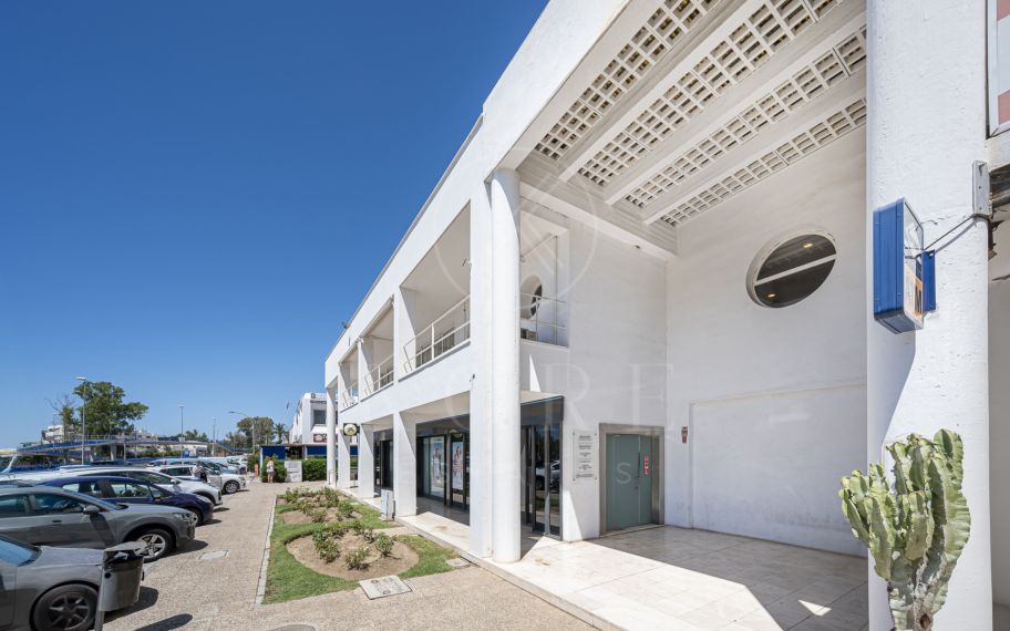 Se Vende Local Comercial de 414m² en Centro Comercial Guadalmina - Ideal para Co-Working