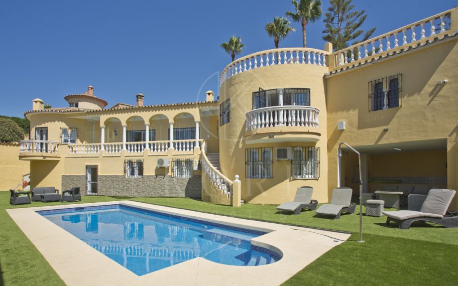 Villa familiar privada de 6 dormitorios en excelente ubicación, con gran piscina y fantásticas oportunidades de alquiler.