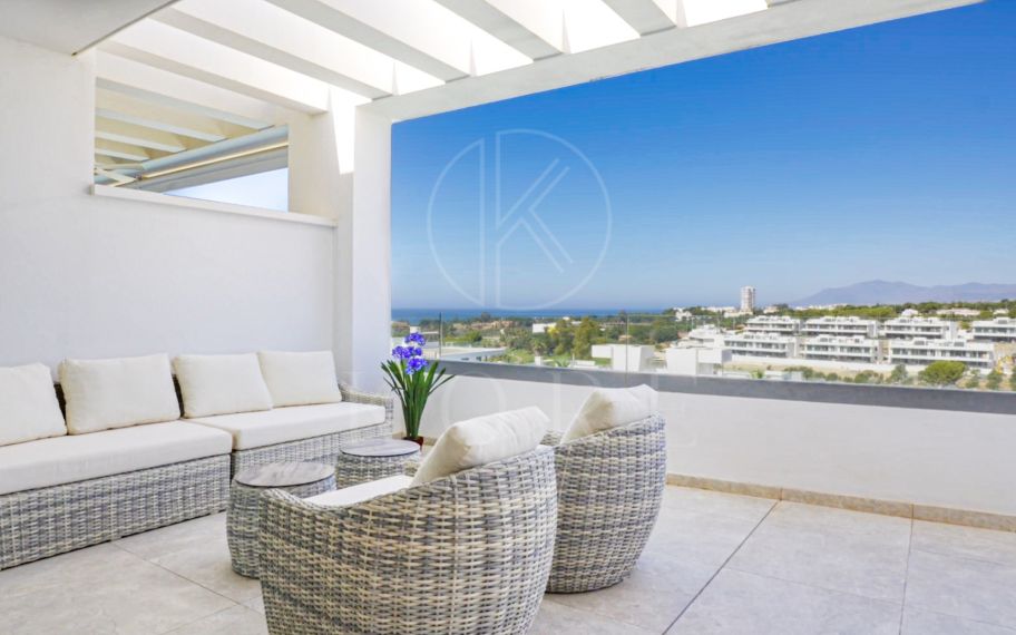 Ático contemporáneo con terraza y solárium, ambos con vistas panorámicas al mar Mediterráneo en una ubicación privilegiada