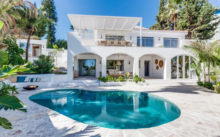 Villa reformada en dos niveles en Nueva Andalucia