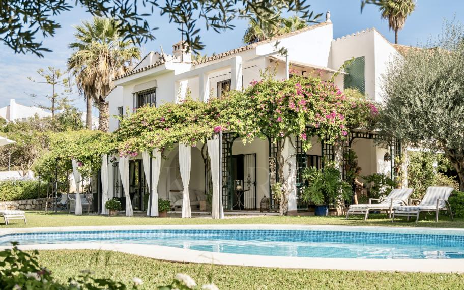 Mediterránea ubicada en la prestigiosa urbanización Parcelas del Golf.
