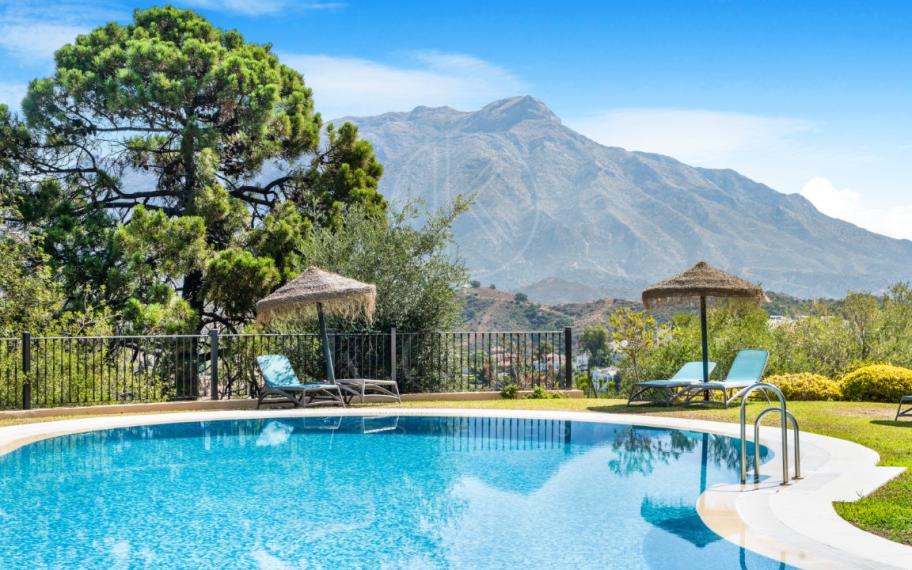 Wonderful two bedroom, south facing apartment in the gated residential complex Buenavista II, La Quinta, with panoramic sea views