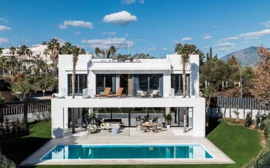 Villa for sale in El Campanario, Estepona East